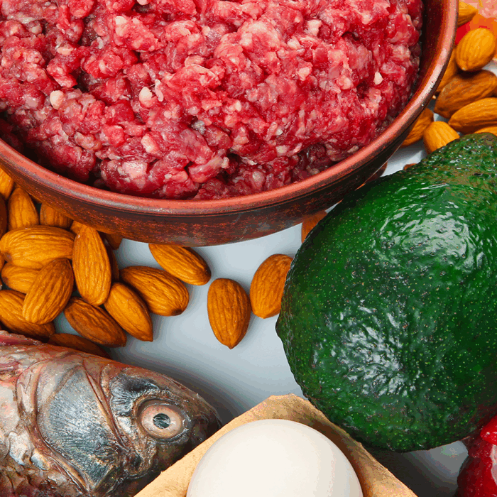 Los patrones dietéticos y el consumo de nutrientes clave durante la menopausia se vinculan con una mejor masa muscular, reducción de la grasa visceral, salud ósea y menor riesgo cardiovascular.