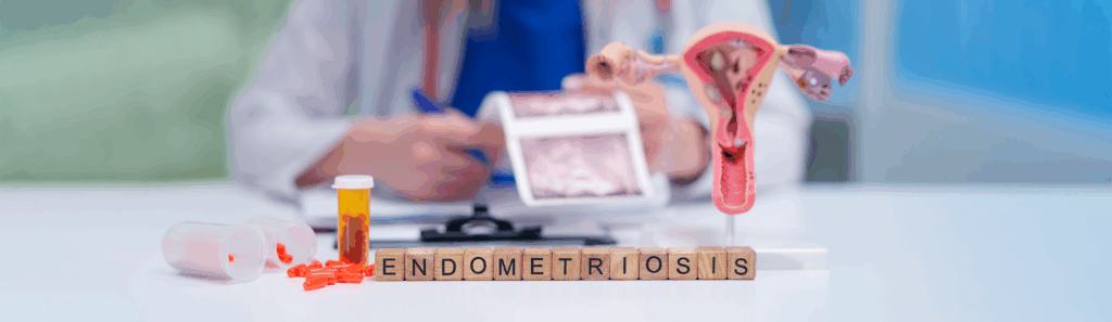 Si bien los síntomas asociados con la endometriosis tienden a mejorar después de la menopausia, algunas mujeres continúan experimentando o desarrollando síntomas en la fase post reproductiva.