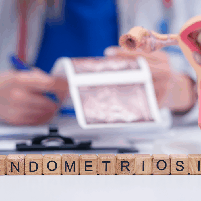 Si bien los síntomas asociados con la endometriosis tienden a mejorar después de la menopausia, algunas mujeres continúan experimentando o desarrollando síntomas en la fase post reproductiva.